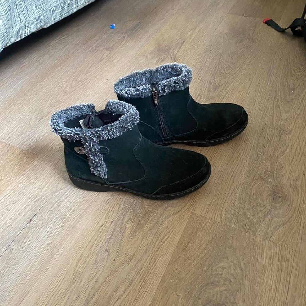 Khombu Women's Black and Brown Boots